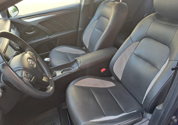 Toyota Avensis cena 57000 przebieg: 153982, rok produkcji 2017 z Chorzów małe 301